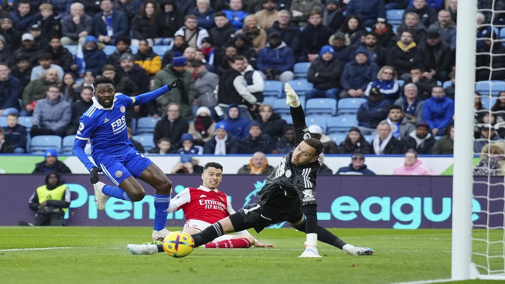 Arsenal beat Leicester 1-0 to stay top of EPL