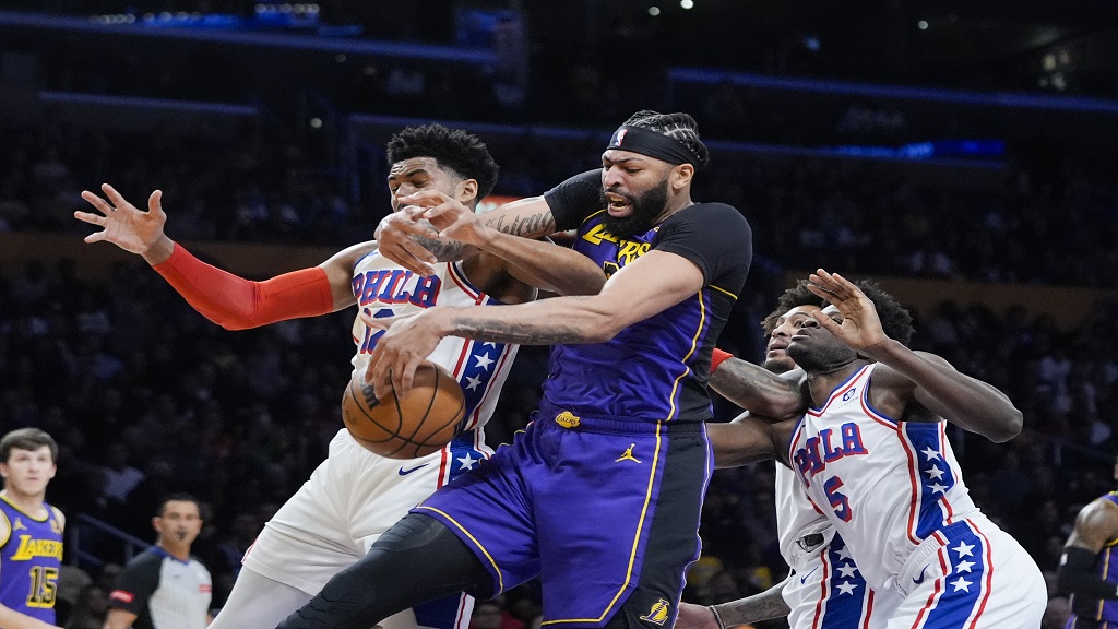 Davis,  James lead 4th-quarter charge as the Lakers hold off 76ers