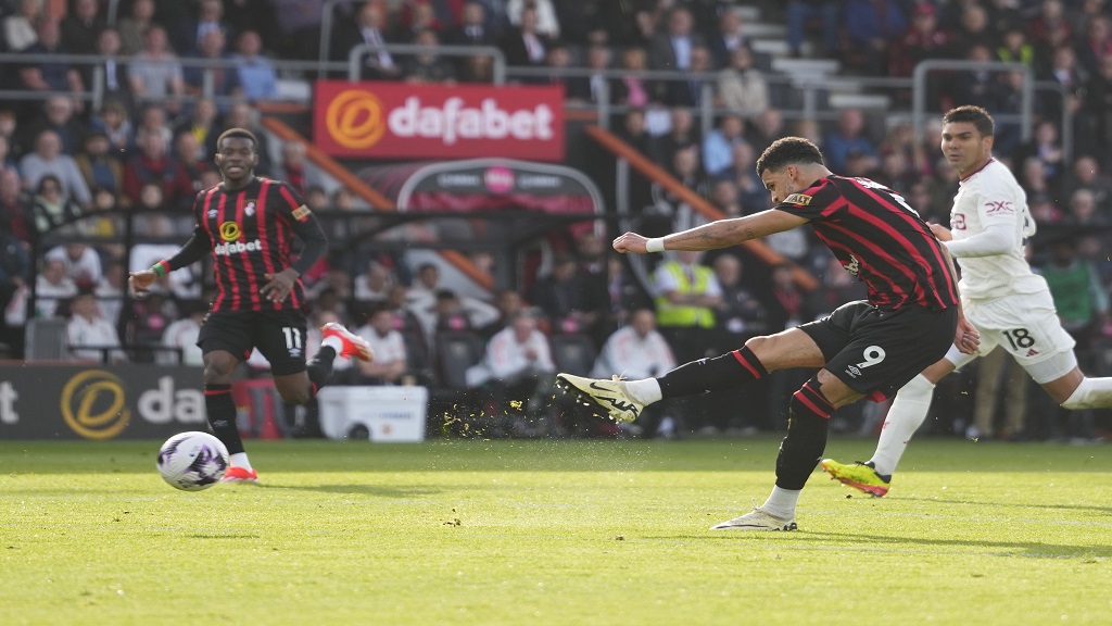 Disputed penalty gives Man U draw at Bournemouth