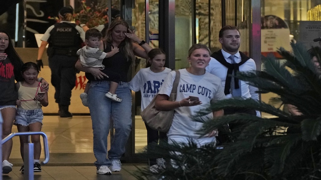 Officer, bystanders hailed for heroics as man killed 6 at Sydney mall