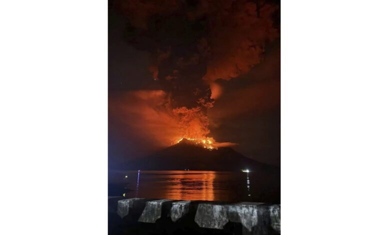 Indonesians leave homes near erupting volcano