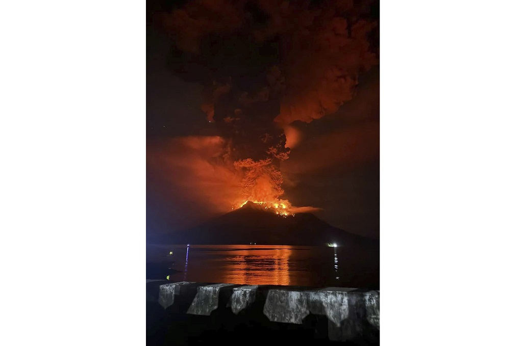 Indonesians leave homes near erupting volcano