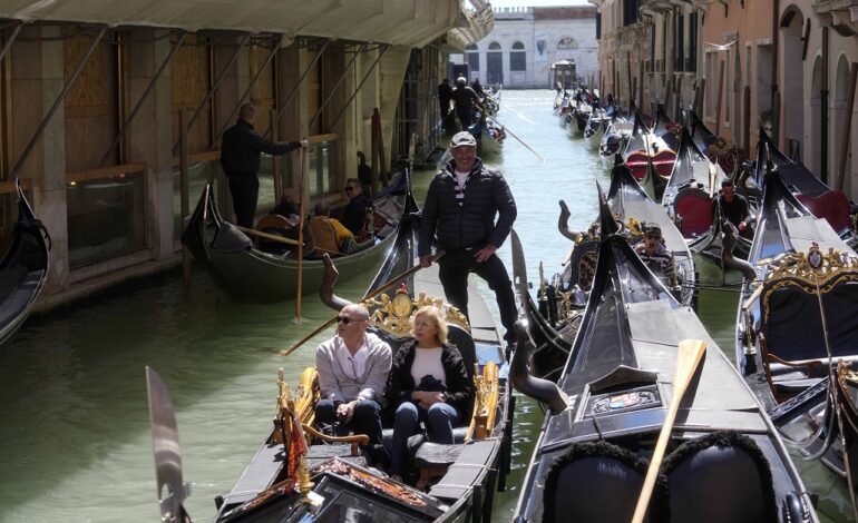 Venice tests a 5-euro entry fee for day-trippers