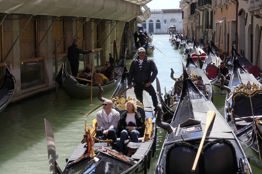 Venice tests a 5-euro entry fee for day-trippers