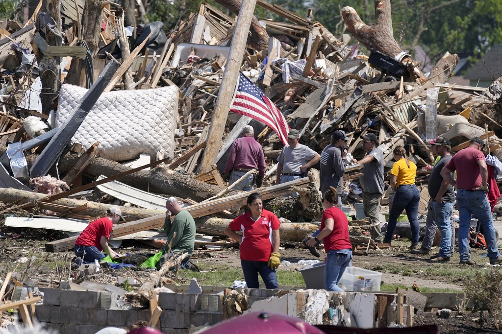 Tornadoes killed 5 and injured dozens in Iowa