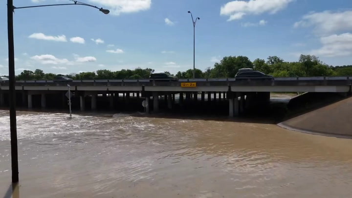 Heavy rains ease around Houston, but flooding remains