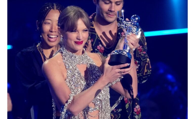 Taylor Swift wins big at MTV Video Music Awards, ties Beyoncé’s record